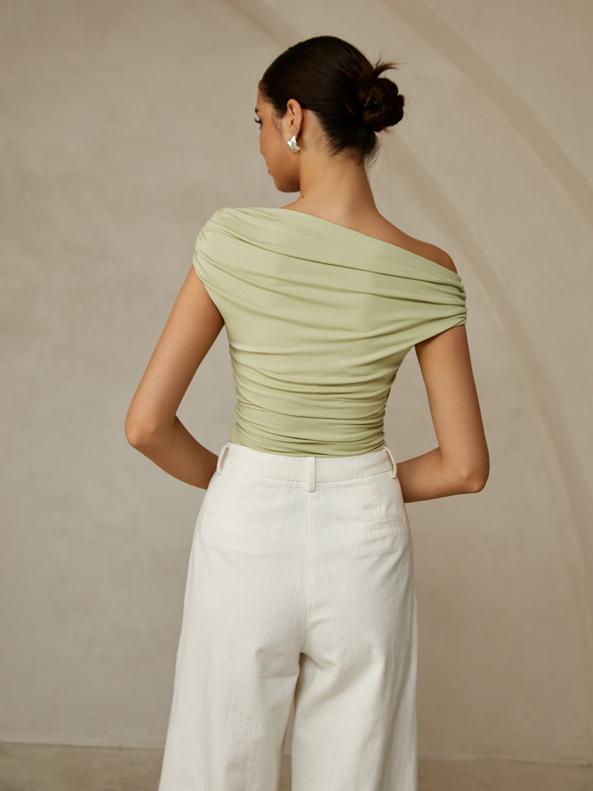 T-shirt sans manches à col asymétrique