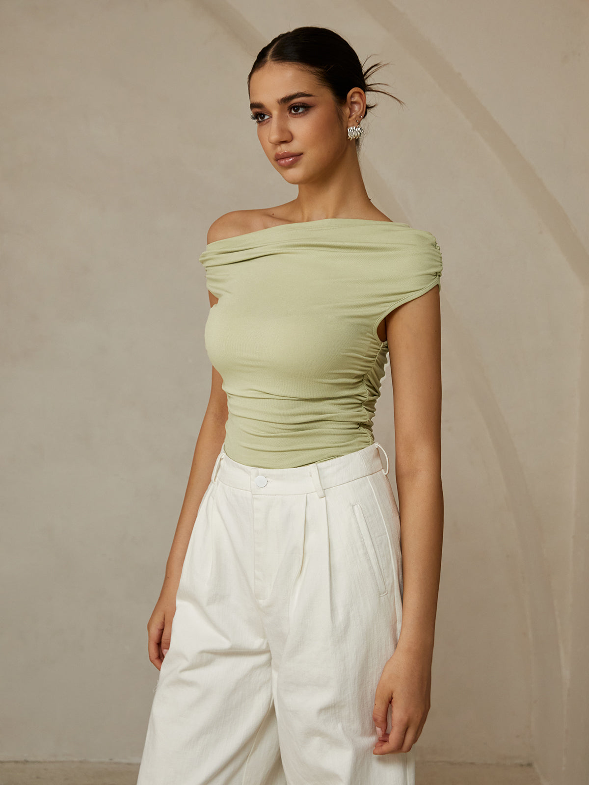 T-shirt sans manches à col asymétrique