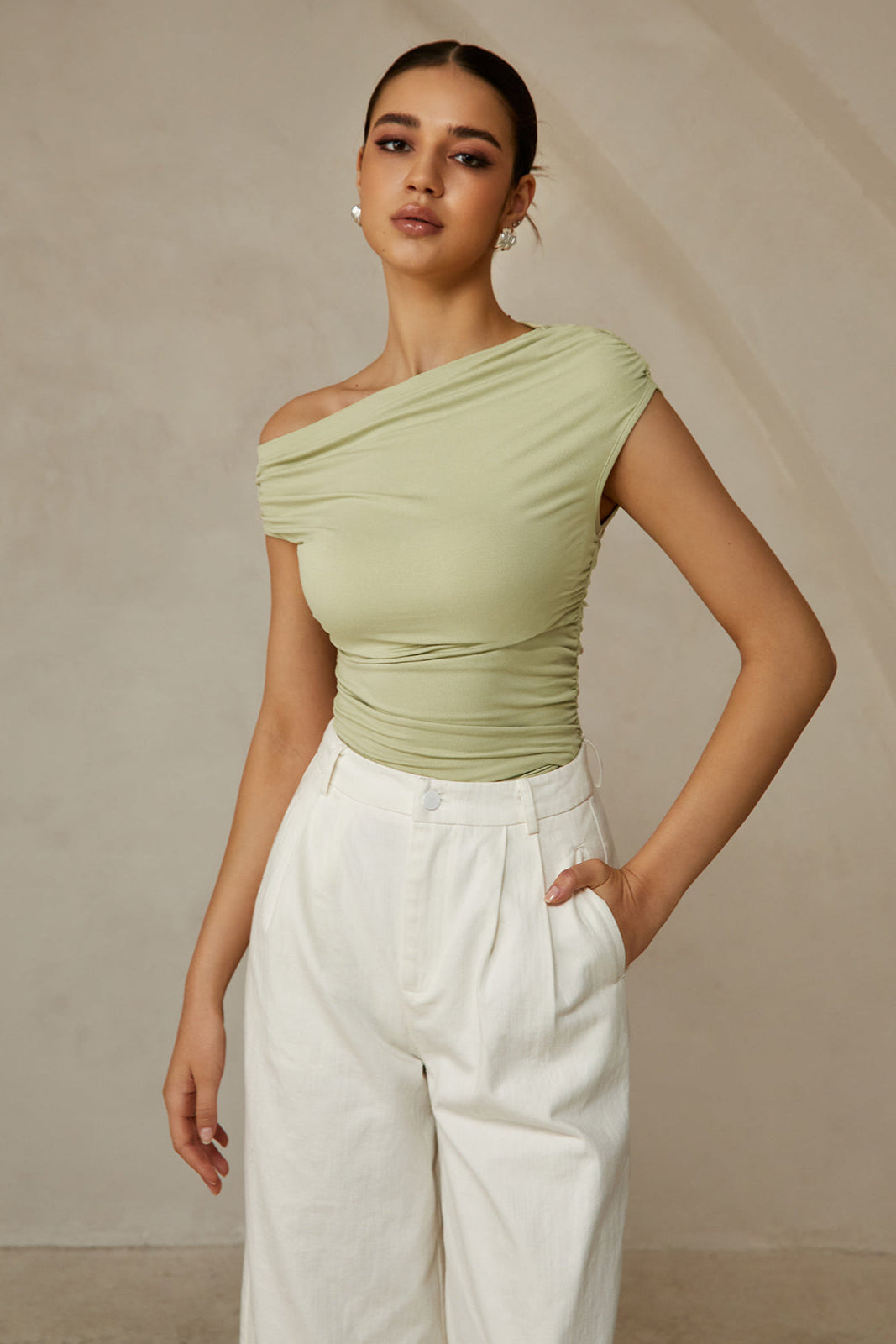 T-shirt sans manches à col asymétrique