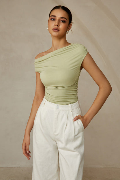 T-shirt sans manches à col asymétrique