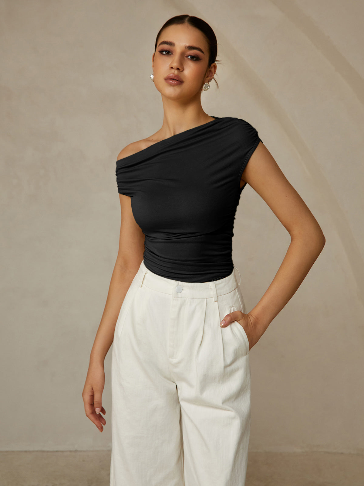T-shirt sans manches à col asymétrique