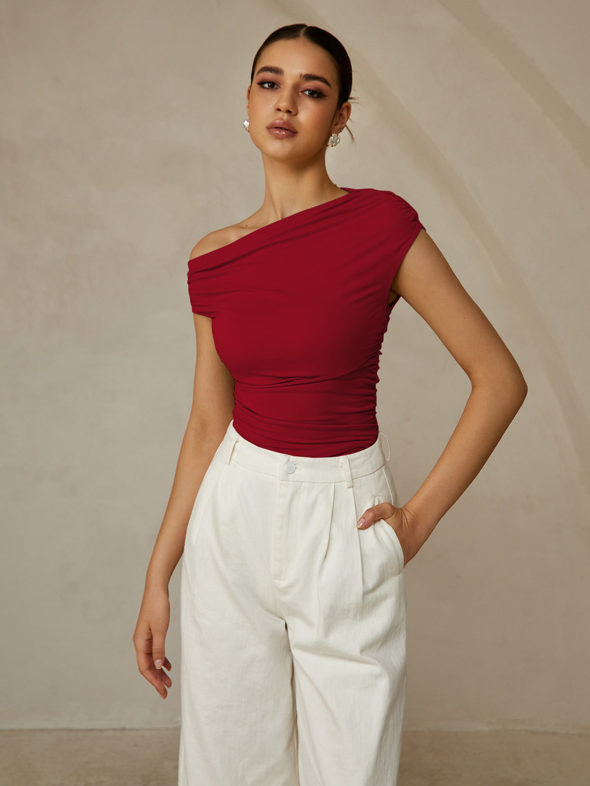 T-shirt sans manches à col asymétrique