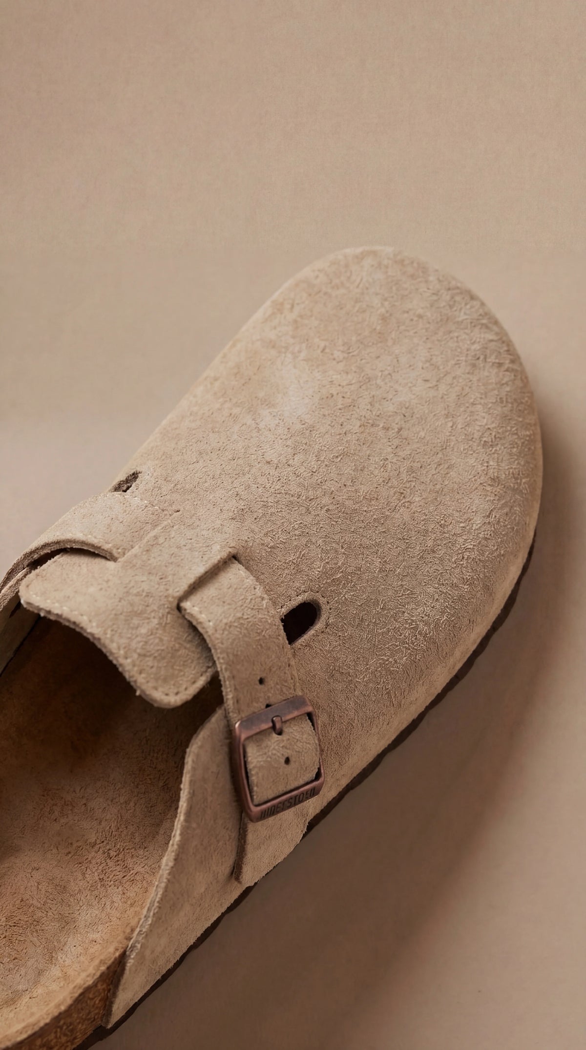 {"type":"root","children":[{"type":"paragraph","children":[{"type":"text","value":"Soft suede,","bold":true},{"type":"text","value":" "},{"type":"text","value":"sculpted form","italic":true}]}]}